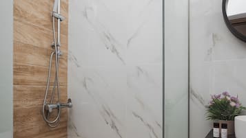 Deluxe-suite | Badeværelse | Miljøvenlige toiletartikler, hårtørrer, håndklæder, Sæbe