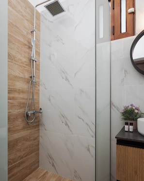 Deluxe Suite | Bilik Mandi | Kelengkapan dandanan diri mesra alam, pengering rambut 