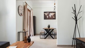 Un interior moderno con una mesa de madera, un mapa mundial en la pared y un perchero.
