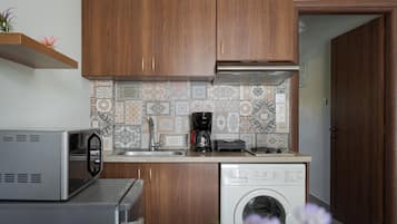 Suite, balcon | Coin cuisine privé | Mini réfrigérateur, micro-ondes, plaque de cuisson, cafetière/bouilloire
