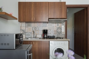 Suite, Balcony | Dapur kecil peribadi | Peti sejuk mini, ketuhar gelombang mikro, dapur, pembancuh kopi/teh 