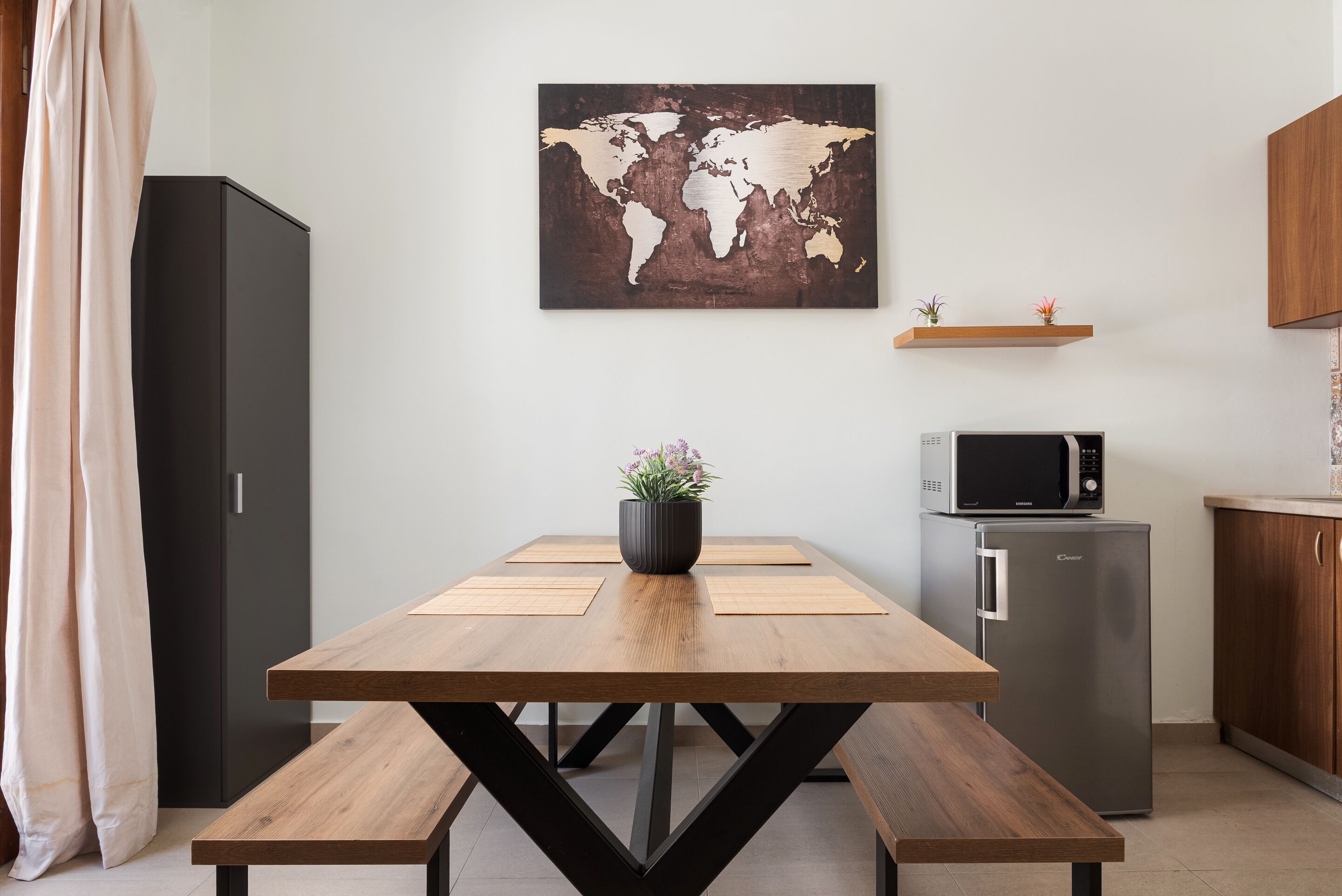 Suite, balcon | Salle à manger