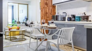 Deluxe-Apartment, Stadtblick | Speisen