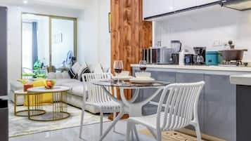 Apartamento luxo, vista para a cidade | Opções para refeição
