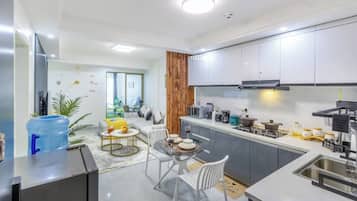 Apartamento luxo, vista para a cidade | Cozinha privada | Geladeira grande, micro-ondas