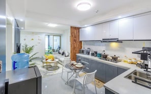 Căn hộ Deluxe, quang cảnh thành phố | Bếp riêng | Tủ lạnh, lò vi sóng 