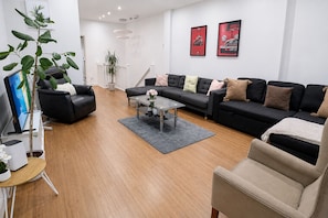 A modern living room with a sofa set, a coffee table, and a TV. - Modern 2-Bedroom flat in Marylebone near Paddington & Edgware Road with Wi-Fi (London)