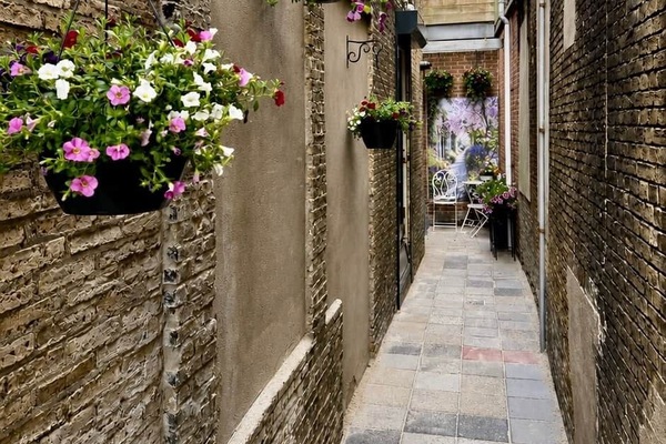 Private Alley