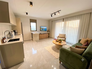 Una sala de estar moderna con un sofá, una mesa de centro y un televisor.