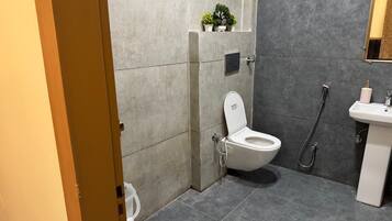 Deluxe Triple Room | Bathroom | Shower, free toiletries, towels, soap