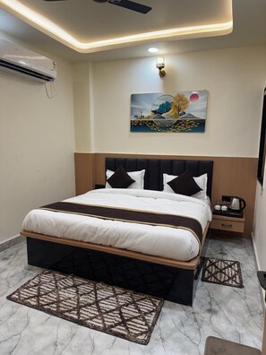 Superior Room | Free WiFi - Hotel Shri Radhavan (Mathura)