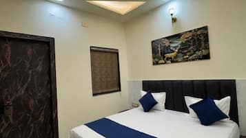 Egyptian cotton sheets, premium bedding, desk, free WiFi