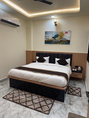 Superior Room | Free WiFi - Hotel Shri Radhavan (Mathura)