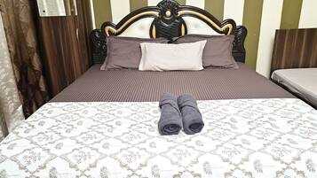 3 bedrooms, iron/ironing board, WiFi, bed sheets