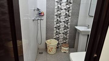 Sèche-cheveux, serviettes fournies, savon, papier toilette
