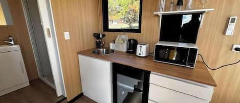 Coffee/tea maker, fridge, microwave, stovetop