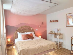 A bedroom with a bed, bedside tables, a wall-mounted shelf, and a ceiling light fixture. - Luxury suite 5 SENS hyper center of Caen (Caen)