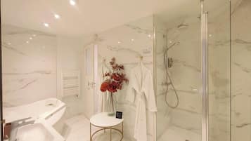 Baignoire à jets, sèche-cheveux, serviettes fournies, savon