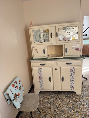 A vintage-style cabinet with floral patterns, a small table, and a chair. - Quiet house near Beauval and Valençay (Valençay)