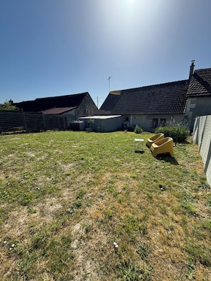 A rural property with a fenced yard, a small building, and a large house with a tiled roof. - Quiet house near Beauval and Valençay (Valençay)