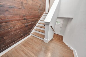 Eine Treppe mit Holzsitzen und einer weißen Wand.