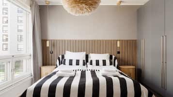 Desk, iron/ironing board, WiFi, bed sheets