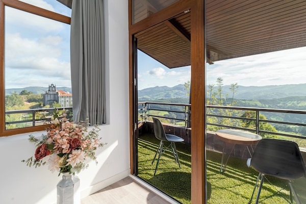 Suite básica, vista a la montaña | Interior