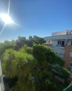 Et boligområde med bygninger, træer og en klar himmel.