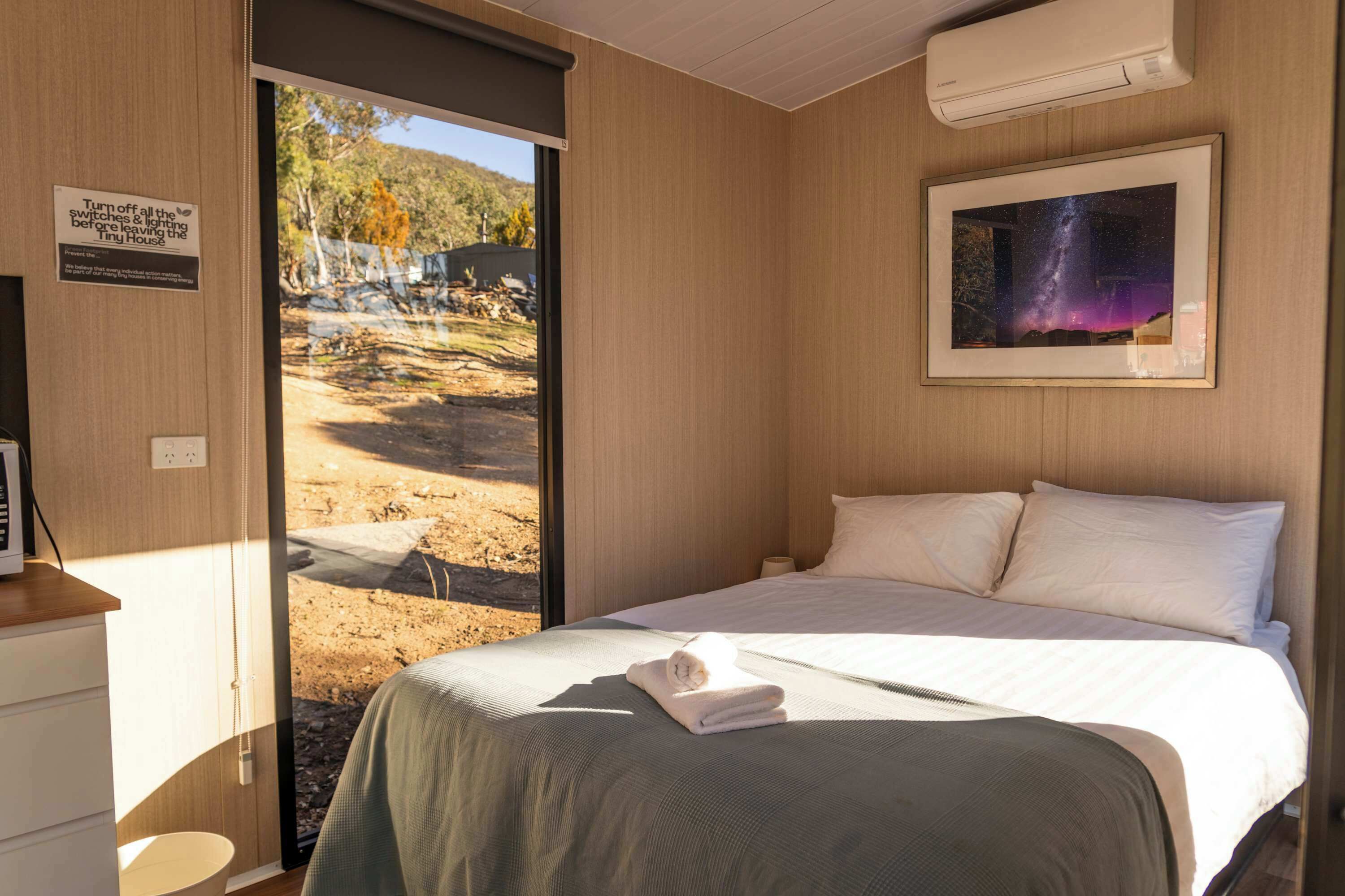 1 bedroom, bed sheets