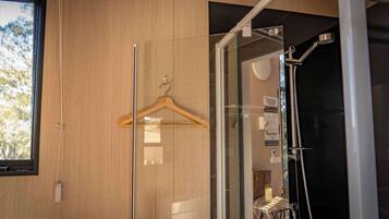 Shower, hair dryer, towels, shampoo