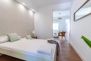 3 Schlafzimmer, Schreibtisch, Bügeleisen/Bügelbrett, Reisekinderbett