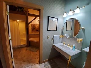 Un bagno con lavandino, specchio e zona doccia.