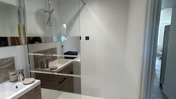 Bruser, hårtørrer, håndklæder, Toiletpapir
