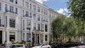A multi-story building with a classic architectural style, featuring large windows and balconies. - Earl's Court - Your Apartment (London)