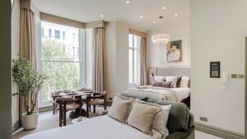 Luxury Studio | Peti besi dalam bilik, langsir/tirai gelap terus