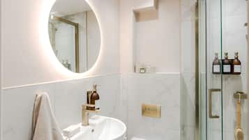 Studio Kota | Kamar mandi | Shower, perlengkapan mandi gratis, pengering rambut, dan handuk