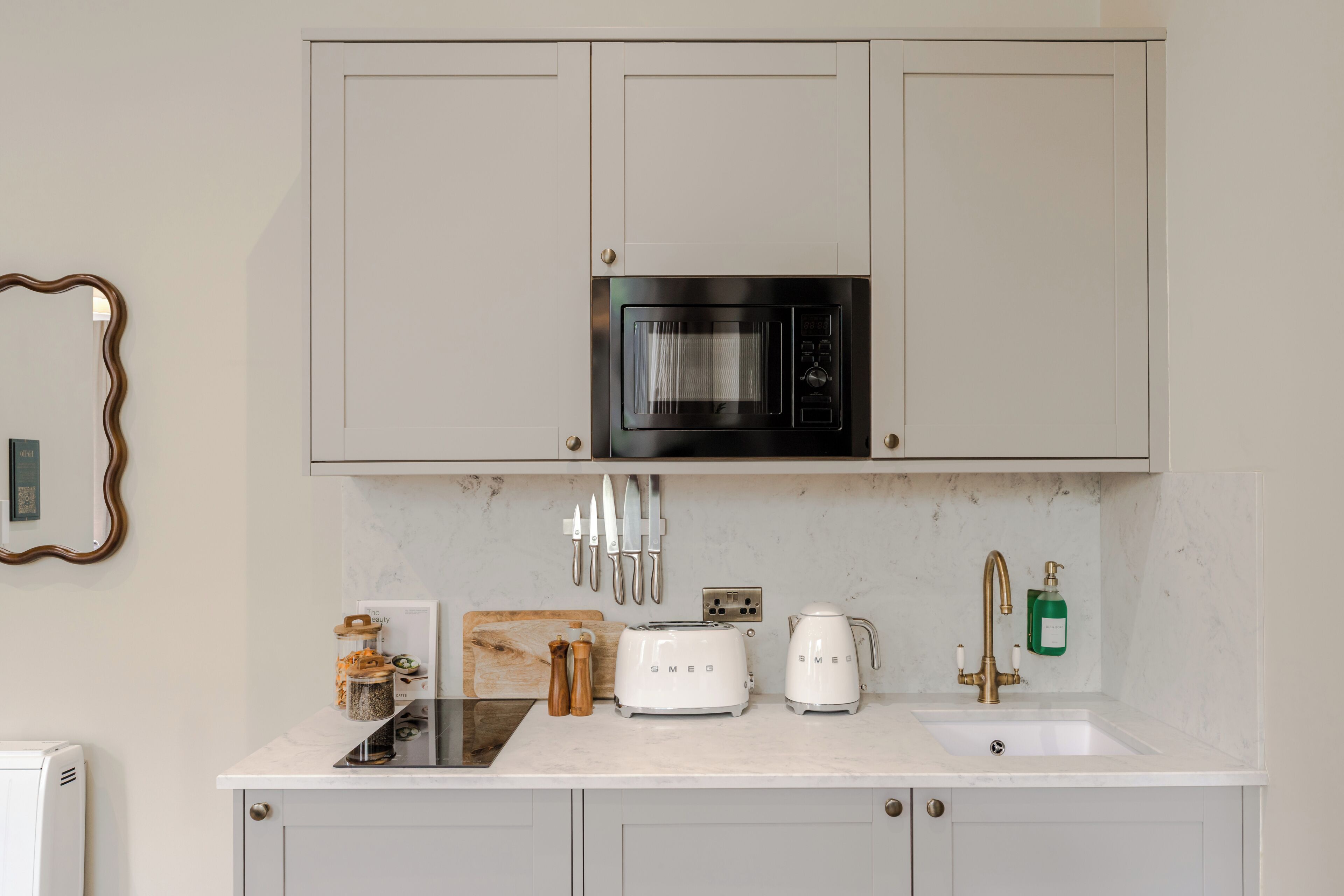 Studio Mewah | Dapur pribadi | Lemari es besar, microwave, kompor, dan peralatan masak/sendok-piring