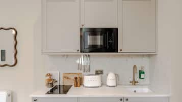 Studio Mewah | Dapur pribadi | Lemari es besar, microwave, kompor, dan peralatan masak/sendok-piring