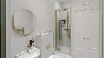 Studio Superior | Kamar mandi | Shower, perlengkapan mandi gratis, pengering rambut, dan handuk