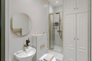 Studio Superior | Kamar mandi | Shower, perlengkapan mandi gratis, pengering rambut, dan handuk