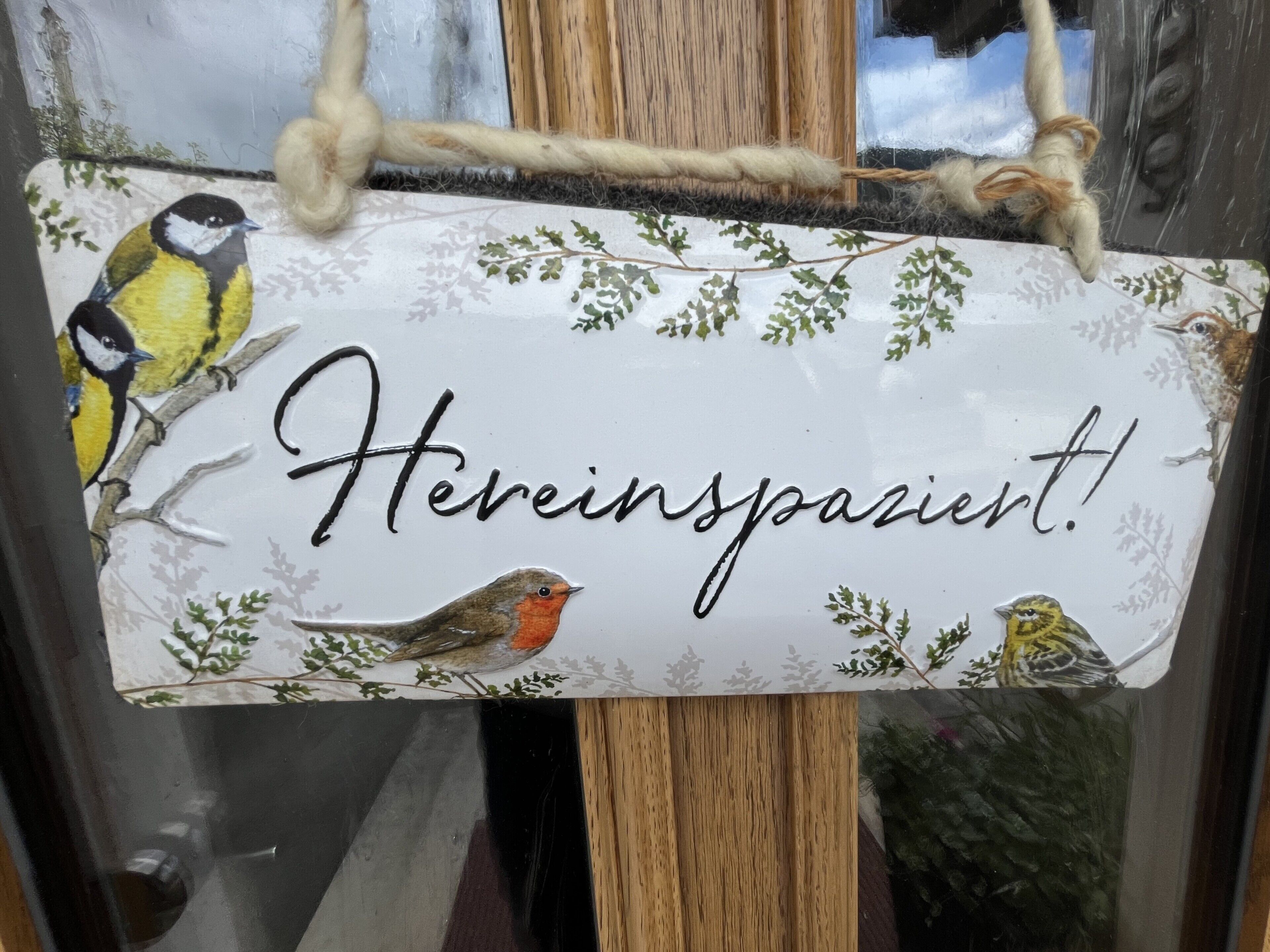 A sign with birds and the text 'Hervinspaart!'