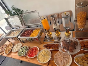 Café da manhã completo grátis todos os dias