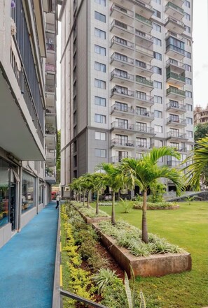 Exterior - Spacious Fully-stocked modern studio with a gym, cafe, & pitch in Kileleshwa (Nairobi)