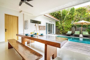 Outdoor dining - Tropical Oasis Villa – Steps from Seminyak Beach (Seminyak)