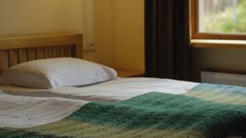 4 bedrooms, iron/ironing board, WiFi, bed sheets