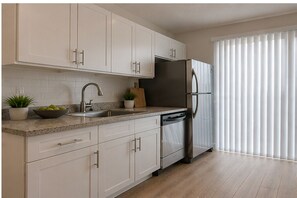 Basic Room | Private kitchen | Fridge, microwave, oven, stovetop - Norvella Hotel (Toronto)
