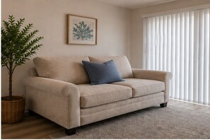 Basic Room | Living area - Norvella Hotel (Toronto)