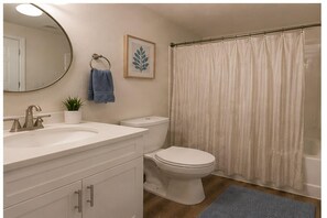 Basic Room | Bathroom | Free toiletries, hair dryer, towels, soap - Norvella Hotel (Toronto)