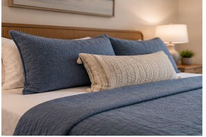 Basic Room | Iron/ironing board, free WiFi - Norvella Hotel (Toronto)