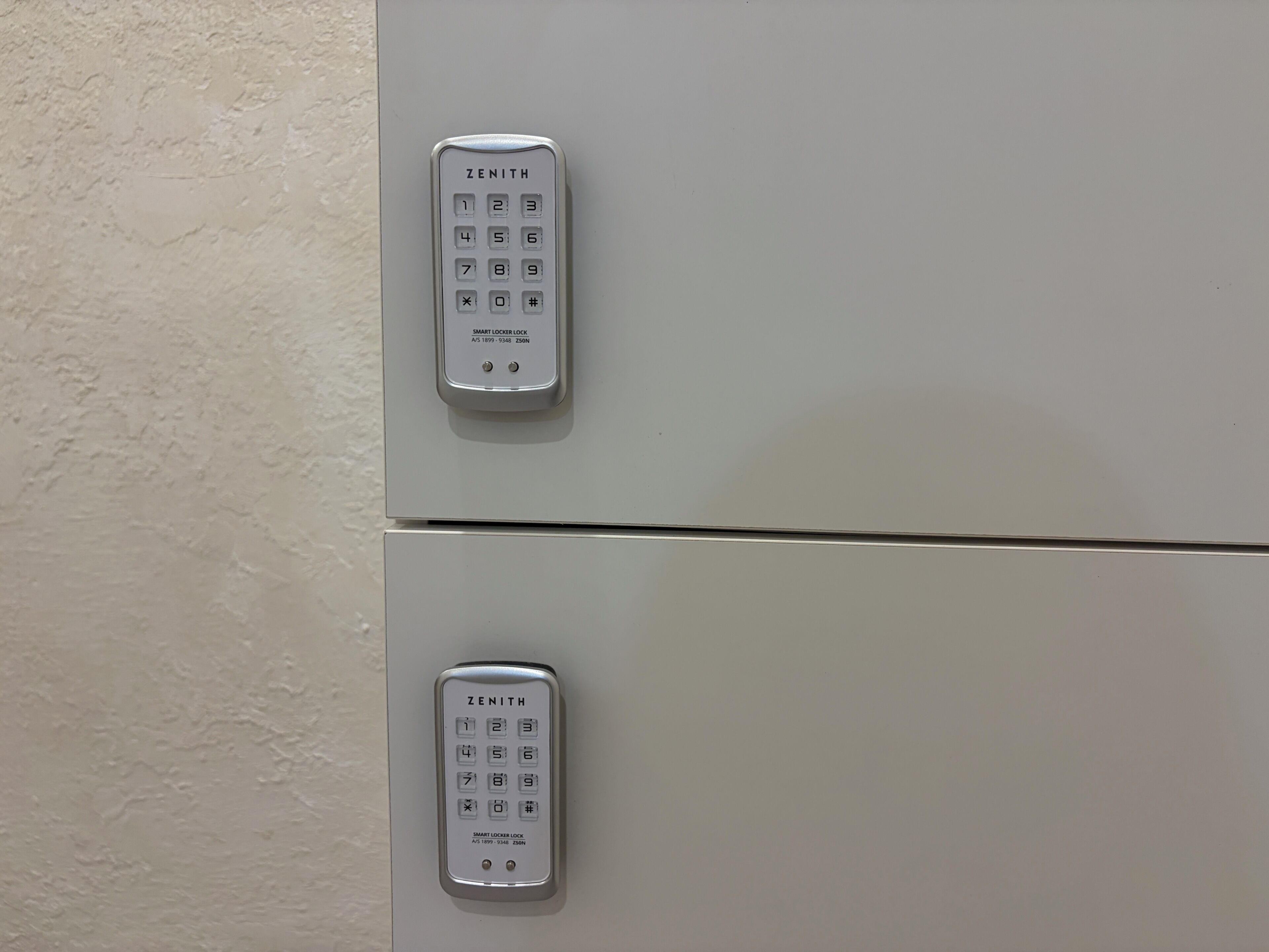 Dos cerraduras inteligentes Zenith para taquilleros instaladas en una pared.